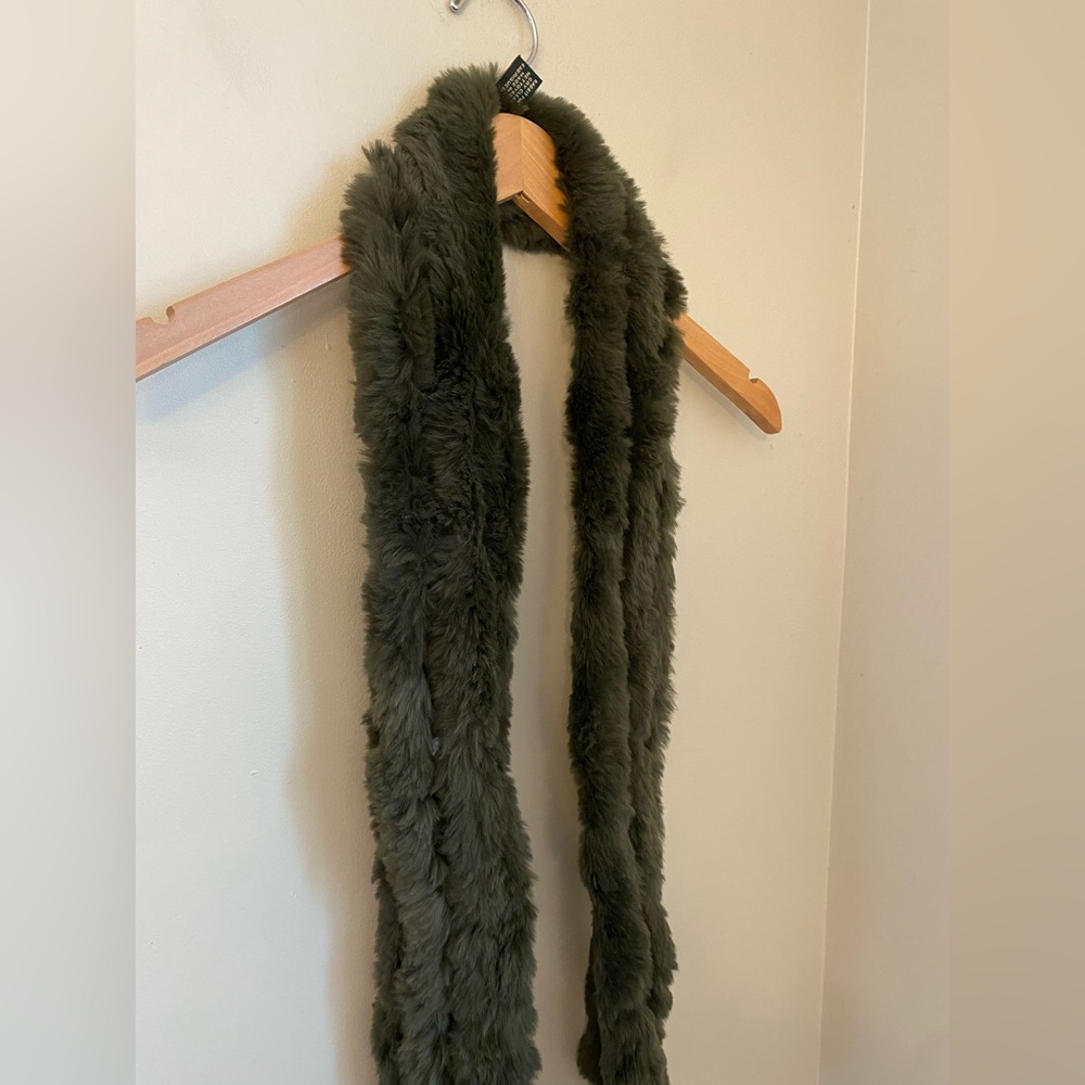 Danier Rabbit Fur Scarf or Neck Warmer Green - Picture 3 of 7